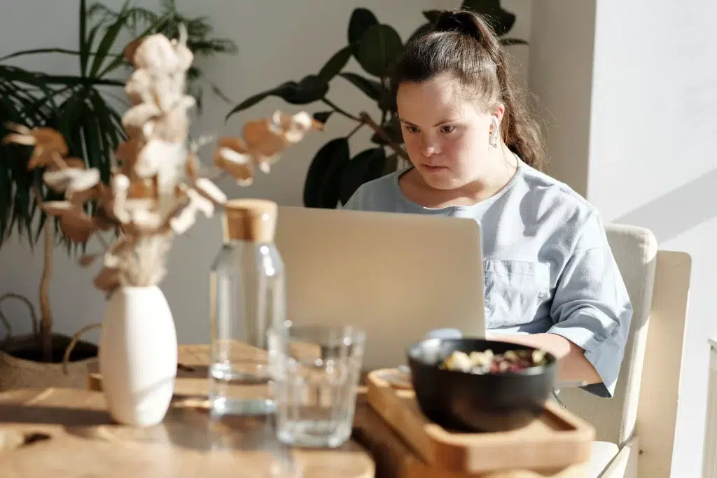 A woman using a laptop in a restaurant.
