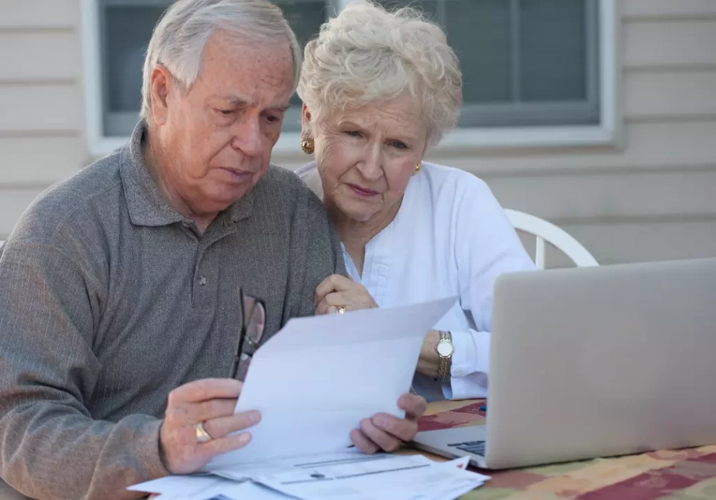 Retirees taking an online financial advice for retirement planning.