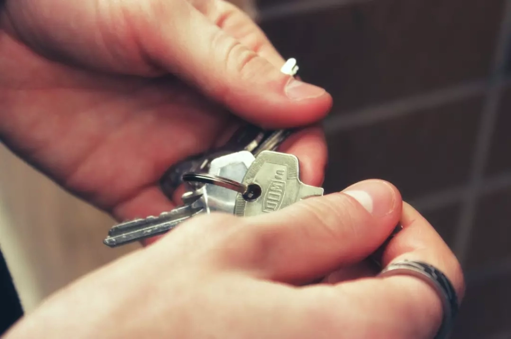 A person holding keys.